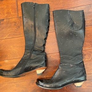 Cydwoq vintage knee high boots.